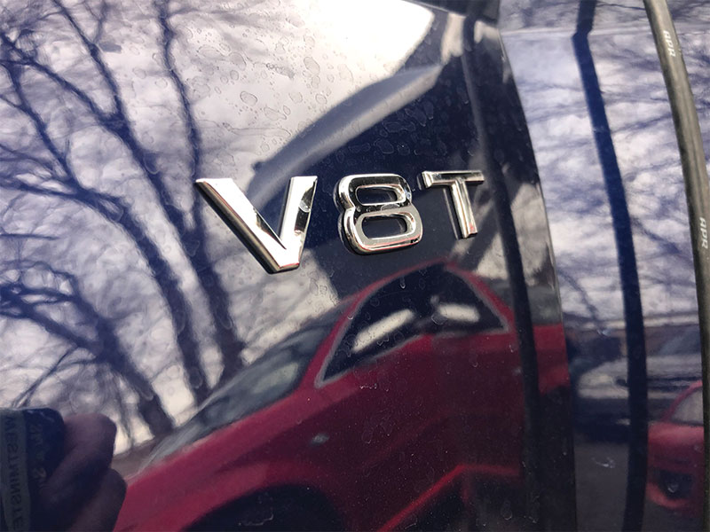 V8-T-Badge