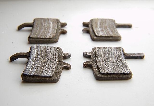 Set of 4 worn out metallic brake pads 